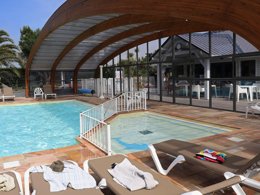 Camping Pas Cher vous présente avec son site Officiel campingpascher.fr, le Camping Des Hautes Grées classé 3 étoiles, situé sur la commune de Erquy dans le département Côtes-d'armor (Bretagne) en France. Le camping Des Hautes Grées vous propose un hébergement de type mobil-home de 19 m² (télévision). L'établissement vous propose 8 autres types d'hébergements. Découvrez tous nos séjours à petits prix dans la commune et aux alentours de Erquy du département : Côtes-d'armor (Bretagne). Les Avis clients pour le Camping Des Hautes Grées sont excellents avec une note moyenne de 8 sur 10. Mer, Piscine chauffée, Piscine couverte, Animation enfants, Club enfants, Aire de jeux enfants, Ping-pong, Pétanque, Randonnée, Salle de fitness, Terrain multisports, Dépôt de pain, Pizzeria, Plats à emporter, Snack/Bar, Épicerie,... En savoir plus : cliquez-ICI.