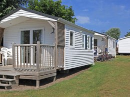 Camping Pas Cher vous présente avec son site Officiel campingpascher.fr, le Camping Des Hautes Grées classé 3 étoiles, situé sur la commune de Erquy dans le département Côtes-d'armor (Bretagne) en France. Le camping Des Hautes Grées vous propose un hébergement de type mobil-home de 19 m² (télévision). L'établissement vous propose 5 autres types d'hébergements. Découvrez tous nos séjours à petits prix dans la commune et aux alentours de Erquy du département : Côtes-d'armor (Bretagne). Les Avis clients pour le Camping Des Hautes Grées sont excellents avec une note moyenne de 8 sur 10. Mer, Piscine chauffée, Piscine couverte, Animation enfants, Club enfants, Aire de jeux enfants, Ping-pong, Pétanque, Randonnée, Salle de fitness, Terrain multisports, Dépôt de pain, Pizzeria, Plats à emporter, Snack/Bar, Épicerie,... En savoir plus : cliquez-ICI.