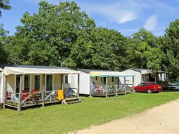 Camping Pas Cher vous présente avec son site Officiel campingpascher.fr, le Camping Le Brabois classé 3 étoiles, situé sur la commune de Villers Les Nancy dans le département Meurthe-et-moselle (Lorraine) en France. Le camping Le Brabois, vous présente un hébergement de type mobil-home de 27 m² pour 4 personnes. Le camping Le Brabois vous propose du dimanche 25 octobre au dimanche 01 novembre 2026, en promotion à -11% pour 7 nuits à 168 € au lieu de 189,0 € soit une Économie de 21 €. Cette location propose 144 dates différentes pour réserver votre séjour. Découvrez également les 9 autres gammes d'hébergements du camping. Les Avis clients pour le Camping Le Brabois sont excellents avec une note moyenne de 8 sur 10. Piscine chauffée, Piscine couverte, Aire de jeux enfants, Centre équestre, Golf, Ping-pong, Pétanque, Randonnée, Structure gonflable enfants, Terrain multisports, Bar, Dépôt de pain, Plats à emporter, Snack/Bar, Épicerie,... En savoir plus : cliquez-ICI.