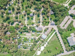 Camping Pas Cher vous présente avec son site Officiel campingpascher.fr, le Camping Le Brabois classé 3 étoiles, situé sur la commune de Villers Les Nancy dans le département Meurthe-et-moselle (Lorraine) en France. Le camping Le Brabois, vous présente un hébergement de type mobil-home de 27 m² pour 4 personnes. Le camping Le Brabois vous propose du dimanche 25 octobre au dimanche 01 novembre 2026, en promotion à -11% pour 7 nuits à 168 € au lieu de 189,0 € soit une Économie de 21 €. Cette location propose 144 dates différentes pour réserver votre séjour. Découvrez également les 9 autres gammes d'hébergements du camping. Les Avis clients pour le Camping Le Brabois sont excellents avec une note moyenne de 8 sur 10. Piscine chauffée, Piscine couverte, Aire de jeux enfants, Centre équestre, Golf, Ping-pong, Pétanque, Randonnée, Structure gonflable enfants, Terrain multisports, Bar, Dépôt de pain, Plats à emporter, Snack/Bar, Épicerie,... En savoir plus : cliquez-ICI.