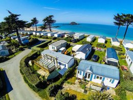 Camping Pas Cher vous présente avec son site Officiel campingpascher.fr, le Camping Les Chevrets classé 3 étoiles, situé sur la commune de Saint Coulomb dans le département Ille-et-vilaine (Bretagne) en France. Le camping Les Chevrets, vous présente un hébergement de type mobil-home de 30 m² pour 4 personnes et télévision. Le camping Les Chevrets vous propose du vendredi 03 avril au vendredi 10 avril 2026 pour 7 nuits à 470€. Cette location propose 138 dates différentes pour réserver votre séjour. Découvrez également les 2 autres gammes d'hébergements du camping. Les Avis clients pour le Camping Les Chevrets sont de 7 sur 10. Mer, Animations familiales, Aire de jeux enfants, Baby-foot, Canoë-kayak, Centre équestre, Court de tennis, Ping-pong, Pétanque, Randonnée, Surf, Terrain multisports, Voile, Restaurant, Snack/Bar, Épicerie,... En savoir plus : cliquez-ICI.