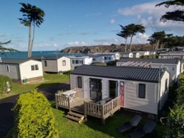 Camping Pas Cher vous présente avec son site Officiel campingpascher.fr, le Camping Les Chevrets classé 3 étoiles, situé sur la commune de Saint Coulomb dans le département Ille-et-vilaine (Bretagne) en France. Le camping Les Chevrets, vous présente un hébergement de type mobil-home de 30 m² pour 4 personnes et télévision. Le camping Les Chevrets vous propose du vendredi 03 avril au vendredi 10 avril 2026 pour 7 nuits à 470€. Cette location propose 138 dates différentes pour réserver votre séjour. Découvrez également les 2 autres gammes d'hébergements du camping. Les Avis clients pour le Camping Les Chevrets sont de 7 sur 10. Mer, Animations familiales, Aire de jeux enfants, Baby-foot, Canoë-kayak, Centre équestre, Court de tennis, Ping-pong, Pétanque, Randonnée, Surf, Terrain multisports, Voile, Restaurant, Snack/Bar, Épicerie,... En savoir plus : cliquez-ICI.