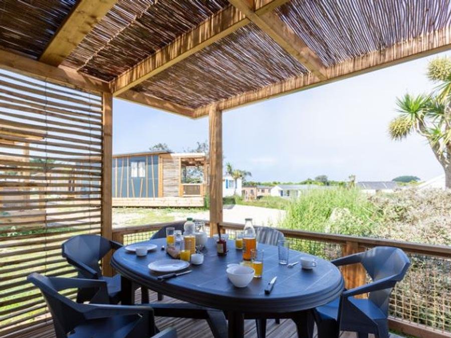 Camping Pas Cher vous présente avec son site Officiel campingpascher.fr, le Camping Bel Air Villages - La Pointe De Roscoff classé 3 étoiles, situé sur la commune de Roscoff dans le département Finistère (Bretagne) en France. Le camping Bel Air Villages - La Pointe De Roscoff vous propose un hébergement de type chalet de 35 m² pour 6 personnes avec climatisation (télévision). L'établissement vous propose 18 autres types d'hébergements. Découvrez tous nos séjours à petits prix dans la commune et aux alentours de Roscoff du département : Finistère (Bretagne). Les Avis clients pour le Camping Bel Air Villages - La Pointe De Roscoff sont excellents avec une note moyenne de 8 sur 10. Mer, Animation enfants, Animations familiales, Aire de jeux enfants, Centre équestre, Cyclisme, Pétanque, Randonnée, Terrain de beach-volley, Bar, Snack/Bar,... En savoir plus : cliquez-ICI.