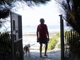 Camping Pas Cher vous présente avec son site Officiel campingpascher.fr, le Camping Paradis - La Pointe De Roscoff classé 3 étoiles, situé sur la commune de Roscoff dans le département Finistère (Bretagne) en France. Le camping Paradis - La Pointe De Roscoff vous propose un hébergement de type mobil-home de 35 m² pour 6 personnes avec climatisation (télévision). L'établissement vous propose 9 autres types d'hébergements. Découvrez tous nos séjours à petits prix dans la commune et aux alentours de Roscoff du département : Finistère (Bretagne). Les Avis clients pour le Camping Paradis - La Pointe De Roscoff sont de 7 sur 10. Mer, Animation enfants, Animations familiales, Aire de jeux enfants, Centre équestre, Cyclisme, Pétanque, Randonnée, Terrain de beach-volley, Bar, Snack/Bar,... En savoir plus : cliquez-ICI.