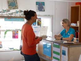 Camping Pas Cher vous présente avec son site Officiel campingpascher.fr, le Camping Paradis - La Pointe De Roscoff classé 3 étoiles, situé sur la commune de Roscoff dans le département Finistère (Bretagne) en France. Le camping Paradis - La Pointe De Roscoff, vous présente un hébergement de type mobil-home de 21 m² pour 4 personnes. Le camping Paradis - La Pointe De Roscoff vous propose du vendredi 03 avril au vendredi 10 avril 2026, en promotion à -10% pour 7 nuits à 179 € au lieu de 200,0 € soit une Économie de 21 €. Cette location propose 103 dates différentes pour réserver votre séjour. Découvrez également les 9 autres gammes d'hébergements du camping. Les Avis clients pour le Camping Paradis - La Pointe De Roscoff sont de 7 sur 10. Mer, Animation enfants, Animations familiales, Aire de jeux enfants, Centre équestre, Cyclisme, Pétanque, Randonnée, Terrain de beach-volley, Bar, Snack/Bar,... En savoir plus : cliquez-ICI.