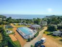 Camping Pas Cher vous présente avec son site Officiel campingpascher.fr, le Camping Le Varquez classé 3 étoiles, situé sur la commune de Plouha dans le département Côtes-d'armor (Bretagne) en France. Le camping Le Varquez vous propose un hébergement de type mobil-home de 33 m². L'établissement vous propose 3 autres types d'hébergements. Découvrez tous nos séjours à petits prix dans la commune et aux alentours de Plouha du département : Côtes-d'armor (Bretagne). Les Avis clients pour le Camping Le Varquez sont excellents avec une note moyenne de 8 sur 10. Piscine chauffée, Piscine couverte, Aire de jeux enfants, Ping-pong, Pétanque, Randonnée, Sports nautiques, Terrain multisports, Bar, Dépôt de pain, Plats à emporter, Snack/Bar, Épicerie,... En savoir plus : cliquez-ICI.