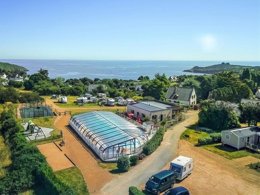 Camping Pas Cher vous présente avec son site Officiel campingpascher.fr, le Camping Le Varquez classé 3 étoiles, situé sur la commune de Plouha dans le département Côtes-d'armor (Bretagne) en France. Le camping Le Varquez vous propose un hébergement de type mobil-home de 33 m². L'établissement vous propose 3 autres types d'hébergements. Découvrez tous nos séjours à petits prix dans la commune et aux alentours de Plouha du département : Côtes-d'armor (Bretagne). Les Avis clients pour le Camping Le Varquez sont excellents avec une note moyenne de 8 sur 10. Piscine chauffée, Piscine couverte, Aire de jeux enfants, Ping-pong, Pétanque, Randonnée, Sports nautiques, Terrain multisports, Bar, Dépôt de pain, Plats à emporter, Snack/Bar, Épicerie,... En savoir plus : cliquez-ICI.
