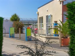 Camping Pas Cher vous présente avec son site Officiel campingpascher.fr, le Camping Le Varquez classé 3 étoiles, situé sur la commune de Plouha dans le département Côtes-d'armor (Bretagne) en France. Le camping Le Varquez vous propose un hébergement de type mobil-home de 27 m². L'établissement vous propose 3 autres types d'hébergements. Découvrez tous nos séjours à petits prix dans la commune et aux alentours de Plouha du département : Côtes-d'armor (Bretagne). Les Avis clients pour le Camping Le Varquez sont excellents avec une note moyenne de 8 sur 10. Piscine chauffée, Piscine couverte, Aire de jeux enfants, Ping-pong, Pétanque, Randonnée, Sports nautiques, Terrain multisports, Bar, Dépôt de pain, Plats à emporter, Snack/Bar, Épicerie,... En savoir plus : cliquez-ICI.