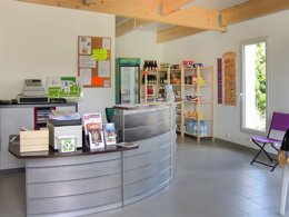 Camping Pas Cher vous présente avec son site Officiel campingpascher.fr, le Camping Le Varquez classé 3 étoiles, situé sur la commune de Plouha dans le département Côtes-d'armor (Bretagne) en France. Le camping Le Varquez vous propose un hébergement de type mobil-home. L'établissement vous propose un autre type d'hébergement. Découvrez tous nos séjours à petits prix dans la commune et aux alentours de Plouha du département : Côtes-d'armor (Bretagne). Les Avis clients pour le Camping Le Varquez sont excellents avec une note moyenne de 8 sur 10. Piscine chauffée, Piscine couverte, Aire de jeux enfants, Ping-pong, Pétanque, Randonnée, Sports nautiques, Terrain multisports, Bar, Dépôt de pain, Plats à emporter, Snack/Bar, Épicerie,... En savoir plus : cliquez-ICI.