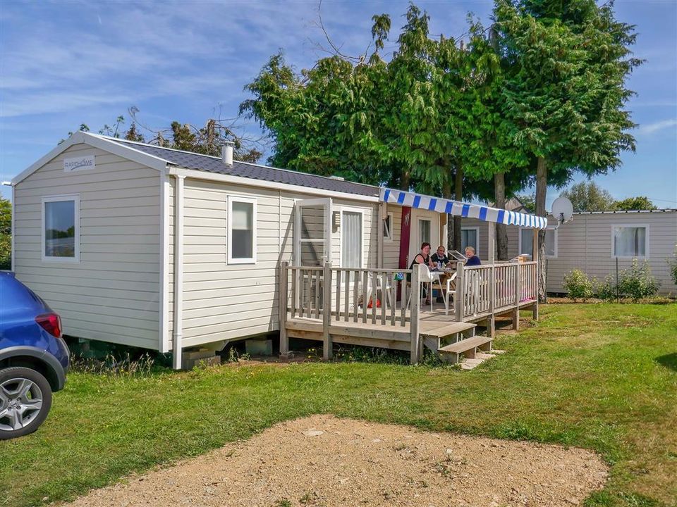 Camping Pas Cher vous présente avec son site Officiel campingpascher.fr, le Camping Le Varquez classé 3 étoiles, situé sur la commune de Plouha dans le département Côtes-d'armor (Bretagne) en France. Le camping Le Varquez vous propose un hébergement de type mobil-home de 33 m². L'établissement vous propose 3 autres types d'hébergements. Découvrez tous nos séjours à petits prix dans la commune et aux alentours de Plouha du département : Côtes-d'armor (Bretagne). Les Avis clients pour le Camping Le Varquez sont excellents avec une note moyenne de 8 sur 10. Piscine chauffée, Piscine couverte, Aire de jeux enfants, Ping-pong, Pétanque, Randonnée, Sports nautiques, Terrain multisports, Bar, Dépôt de pain, Plats à emporter, Snack/Bar, Épicerie,... En savoir plus : cliquez-ICI.