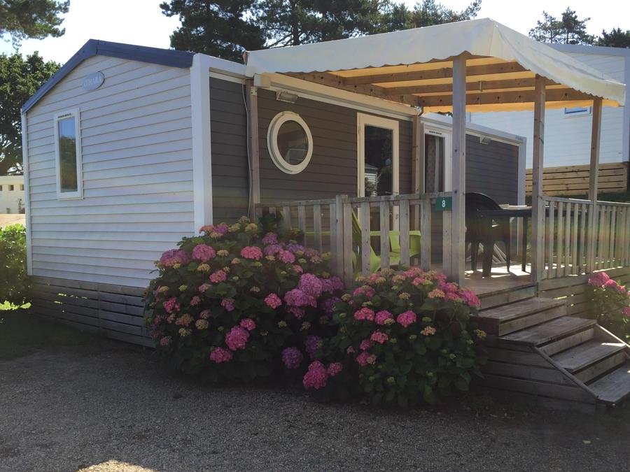 Camping Pas Cher vous présente avec son site Officiel campingpascher.fr, le Camping Armor Loisirs classé 3 étoiles, situé sur la commune de Trebeurden dans le département Côtes-d'armor (Bretagne) en France. Le camping Armor Loisirs vous propose un hébergement de type mobil-home de 30 m² pour 4 personnes. L'établissement vous propose 6 autres types d'hébergements. Découvrez tous nos séjours à petits prix dans la commune et aux alentours de Trebeurden du département : Côtes-d'armor (Bretagne). Piscine chauffée, Piscine couverte, Animation enfants, Animations familiales, Aire de jeux enfants, Ping-pong, Pétanque, Salle de jeux vidéo, Structure gonflable enfants, Bar, Dépôt de pain, Plats à emporter, Restaurant,... En savoir plus : cliquez-ICI.