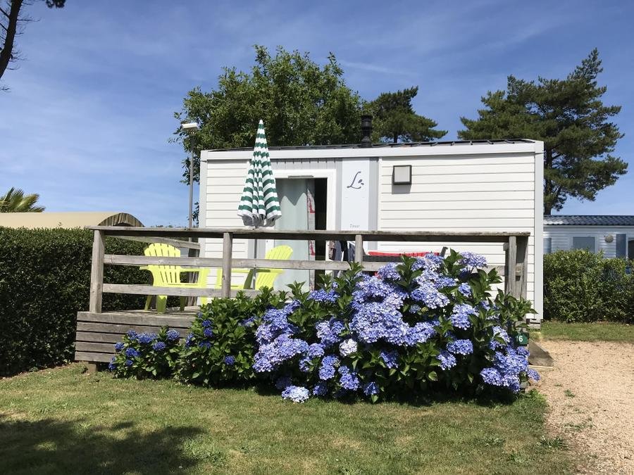 Camping Pas Cher vous présente avec son site Officiel campingpascher.fr, le Camping Armor Loisirs classé 3 étoiles, situé sur la commune de Trebeurden dans le département Côtes-d'armor (Bretagne) en France. Le camping Armor Loisirs vous propose un hébergement de type mobil-home de 20 m² (télévision). L'établissement vous propose 7 autres types d'hébergements. Découvrez tous nos séjours à petits prix dans la commune et aux alentours de Trebeurden du département : Côtes-d'armor (Bretagne). Piscine chauffée, Piscine couverte, Animation enfants, Animations familiales, Aire de jeux enfants, Ping-pong, Pétanque, Randonnée, Salle de jeux vidéo, Sports nautiques, Structure gonflable enfants, Terrain multisports, Bar, Dépôt de pain, Plats à emporter, Restaurant,... En savoir plus : cliquez-ICI.