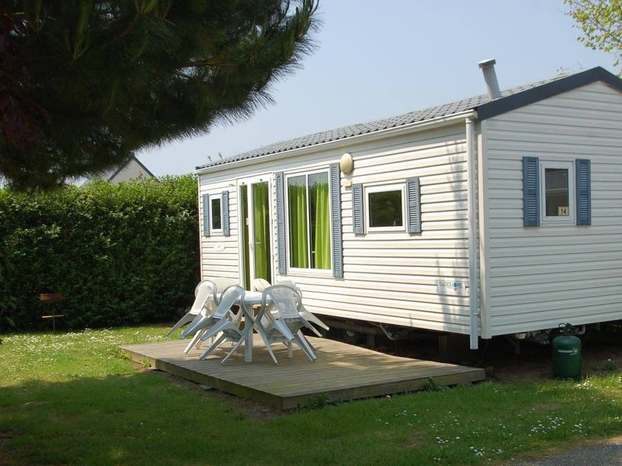 Camping Pas Cher vous présente avec son site Officiel campingpascher.fr, le Camping Les Hauts De Port Blanc classé 3 étoiles, situé sur la commune de Penvénan dans le département Côtes-d'armor (Bretagne) en France. Le camping Les Hauts De Port Blanc, vous présente un hébergement de type mobil-home de 27 m² pour 4 personnes et télévision. Le camping Les Hauts De Port Blanc vous propose du sam. 04 juillet au sam. 11 juillet 2026 pour 7 nuits à 610€. Cette location propose 2 dates différentes pour réserver votre séjour. Découvrez également les 16 autres gammes d'hébergements du camping. Les Avis clients pour le Camping Les Hauts De Port Blanc sont de 7 sur 10. Bassin enfant, Piscine couverte, Piscine extérieure, Animations familiales, Aire de jeux enfants, Baby-foot, Canoë-kayak, Centre équestre, Court de tennis, Flipper, Location de bateaux, Paddle, Ping-pong, Piscine, Pétanque, Terrain multisports, Voile, Boulangerie, Créperie, Food truck, Pizzeria, Plats à emporter, Restaurant, Station-service, Supermarché,... En savoir plus : cliquez-ICI.
