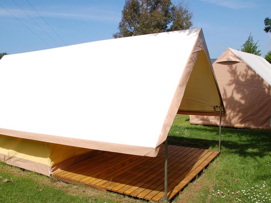 Camping Pas Cher vous présente avec son site Officiel campingpascher.fr, le Camping Les Hauts De Port Blanc classé 3 étoiles, situé sur la commune de Penvénan dans le département Côtes-d'armor (Bretagne) en France. Le camping Les Hauts De Port Blanc, vous présente un hébergement de type tente. Le camping Les Hauts De Port Blanc vous propose du sam. 27 juin au sam. 04 juillet 2026 pour 7 nuits à 297€. Cette location propose 49 dates différentes pour réserver votre séjour. Découvrez également les 15 autres gammes d'hébergements du camping. Les Avis clients pour le Camping Les Hauts De Port Blanc sont excellents avec une note moyenne de 8 sur 10. Bassin enfant, Piscine couverte, Piscine extérieure, Animations familiales, Aire de jeux enfants, Baby-foot, Canoë-kayak, Centre équestre, Court de tennis, Flipper, Location de bateaux, Paddle, Ping-pong, Piscine, Pétanque, Terrain multisports, Voile, Boulangerie, Créperie, Food truck, Pizzeria, Plats à emporter, Restaurant, Station-service, Supermarché,... En savoir plus : cliquez-ICI.