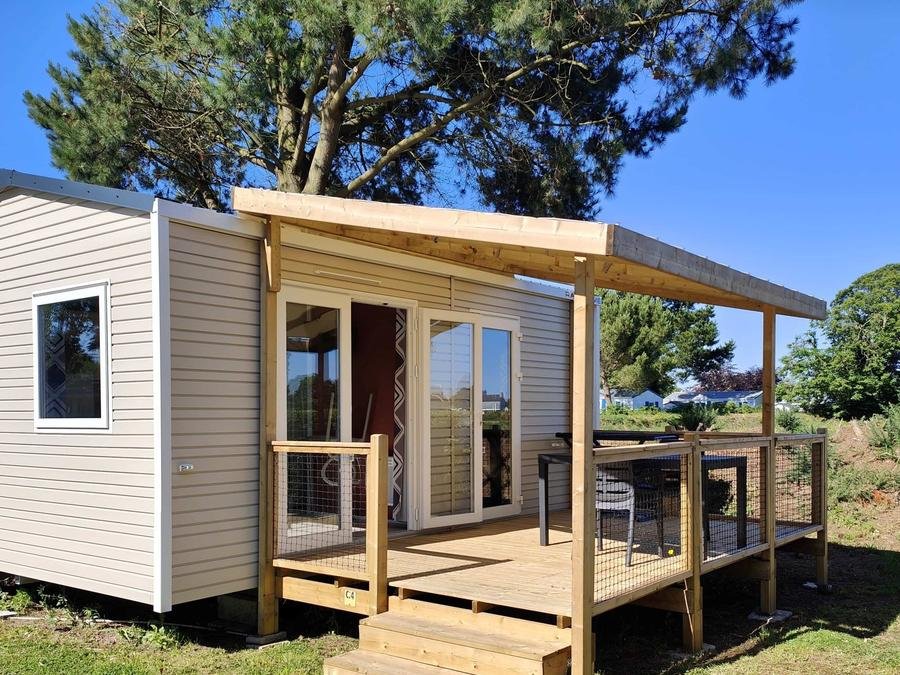 Camping Pas Cher vous présente avec son site Officiel campingpascher.fr, le Camping Les Hauts De Port Blanc classé 3 étoiles, situé sur la commune de Penvénan dans le département Côtes-d'armor (Bretagne) en France. Le camping Les Hauts De Port Blanc, vous présente un hébergement de type mobil-home de 25 m² et télévision. Le camping Les Hauts De Port Blanc vous propose du sam. 20 juin au sam. 27 juin 2026 pour 7 nuits à 344€. Cette location propose 2 dates différentes pour réserver votre séjour. Découvrez également les 15 autres gammes d'hébergements du camping. Les Avis clients pour le Camping Les Hauts De Port Blanc sont de 7 sur 10. Bassin enfant, Piscine couverte, Piscine extérieure, Animations familiales, Aire de jeux enfants, Baby-foot, Canoë-kayak, Centre équestre, Court de tennis, Flipper, Location de bateaux, Paddle, Ping-pong, Piscine, Pétanque, Terrain multisports, Voile, Boulangerie, Créperie, Food truck, Pizzeria, Plats à emporter, Restaurant, Station-service, Supermarché,... En savoir plus : cliquez-ICI.