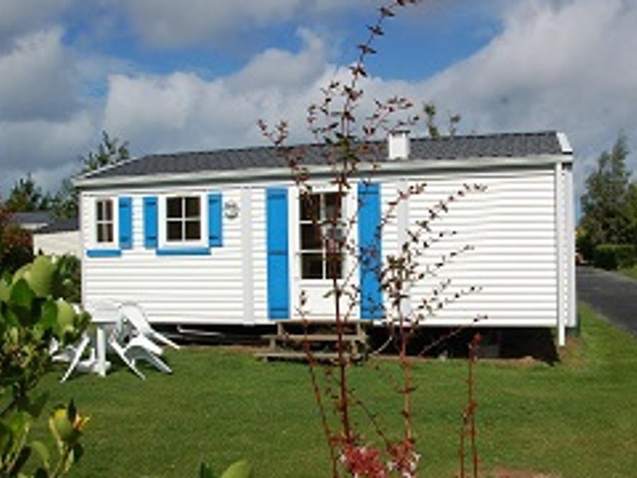 Camping Pas Cher vous présente avec son site Officiel campingpascher.fr, le Camping Les Hauts De Port Blanc classé 3 étoiles, situé sur la commune de Penvénan dans le département Côtes-d'armor (Bretagne) en France. Le camping Les Hauts De Port Blanc, vous présente un hébergement de type mobil-home de 27 m² et télévision. Le camping Les Hauts De Port Blanc vous propose du vendredi 11 septembre au vendredi 18 septembre 2026 pour 7 nuits à 304€. Cette location propose 16 dates différentes pour réserver votre séjour. Découvrez également les 15 autres gammes d'hébergements du camping. Les Avis clients pour le Camping Les Hauts De Port Blanc sont de 7 sur 10. Bassin enfant, Piscine couverte, Piscine extérieure, Animations familiales, Aire de jeux enfants, Baby-foot, Canoë-kayak, Centre équestre, Court de tennis, Flipper, Location de bateaux, Paddle, Ping-pong, Piscine, Pétanque, Terrain multisports, Voile, Boulangerie, Créperie, Food truck, Pizzeria, Plats à emporter, Restaurant, Station-service, Supermarché,... En savoir plus : cliquez-ICI.