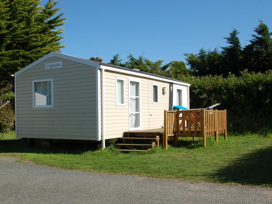 Camping Pas Cher vous présente avec son site Officiel campingpascher.fr, le Camping Les Hauts De Port Blanc classé 3 étoiles, situé sur la commune de Penvénan dans le département Côtes-d'armor (Bretagne) en France. Le camping Les Hauts De Port Blanc vous propose un hébergement de type mobil-home de 35 m² pour 7 personnes (télévision). L'établissement vous propose 17 autres types d'hébergements. Découvrez tous nos séjours à petits prix dans la commune et aux alentours de Penvénan du département : Côtes-d'armor (Bretagne). Les Avis clients pour le Camping Les Hauts De Port Blanc sont excellents avec une note moyenne de 8 sur 10. Bassin enfant, Piscine couverte, Piscine extérieure, Animations familiales, Aire de jeux enfants, Baby-foot, Canoë-kayak, Centre équestre, Court de tennis, Flipper, Location de bateaux, Paddle, Ping-pong, Piscine, Pétanque, Terrain multisports, Voile, Boulangerie, Créperie, Food truck, Pizzeria, Plats à emporter, Restaurant, Station-service, Supermarché,... En savoir plus : cliquez-ICI.