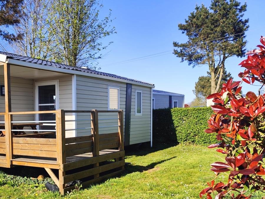 Camping Pas Cher vous présente avec son site Officiel campingpascher.fr, le Camping Les Hauts De Port Blanc classé 3 étoiles, situé sur la commune de Penvénan dans le département Côtes-d'armor (Bretagne) en France. Le camping Les Hauts De Port Blanc, vous présente un hébergement de type mobil-home de 27 m² et télévision. Le camping Les Hauts De Port Blanc vous propose du dimanche 23 août au dimanche 30 août 2026 pour 7 nuits à 667€. Cette location propose 8 dates différentes pour réserver votre séjour. Découvrez également les 16 autres gammes d'hébergements du camping. Les Avis clients pour le Camping Les Hauts De Port Blanc sont excellents avec une note moyenne de 9 sur 10. Bassin enfant, Piscine couverte, Piscine extérieure, Aire de jeux enfants, Baby-foot, Canoë-kayak, Centre équestre, Court de tennis, Flipper, Location de bateaux, Paddle, Ping-pong, Piscine, Pétanque, Terrain multisports, Voile, Boulangerie, Créperie, Food truck, Pizzeria, Plats à emporter, Restaurant, Station-service, Supermarché,... En savoir plus : cliquez-ICI.