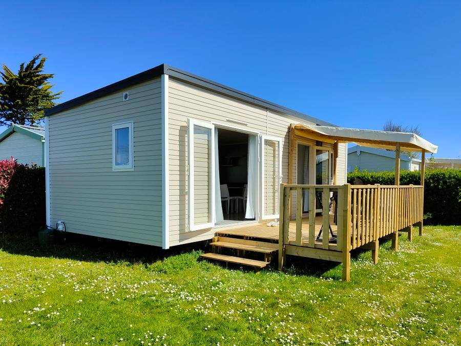 Camping Pas Cher vous présente avec son site Officiel campingpascher.fr, le Camping Les Hauts De Port Blanc classé 3 étoiles, situé sur la commune de Penvénan dans le département Côtes-d'armor (Bretagne) en France. Le camping Les Hauts De Port Blanc, vous présente un hébergement de type mobil-home de 30 m² et télévision. Le camping Les Hauts De Port Blanc vous propose du dimanche 23 août au dimanche 30 août 2026 pour 7 nuits à 705€. Cette location propose 2 dates différentes pour réserver votre séjour. Découvrez également les 16 autres gammes d'hébergements du camping. Les Avis clients pour le Camping Les Hauts De Port Blanc sont excellents avec une note moyenne de 9 sur 10. Bassin enfant, Piscine couverte, Piscine extérieure, Aire de jeux enfants, Baby-foot, Canoë-kayak, Centre équestre, Court de tennis, Flipper, Location de bateaux, Paddle, Ping-pong, Piscine, Pétanque, Terrain multisports, Voile, Boulangerie, Créperie, Food truck, Pizzeria, Plats à emporter, Restaurant, Station-service, Supermarché,... En savoir plus : cliquez-ICI.