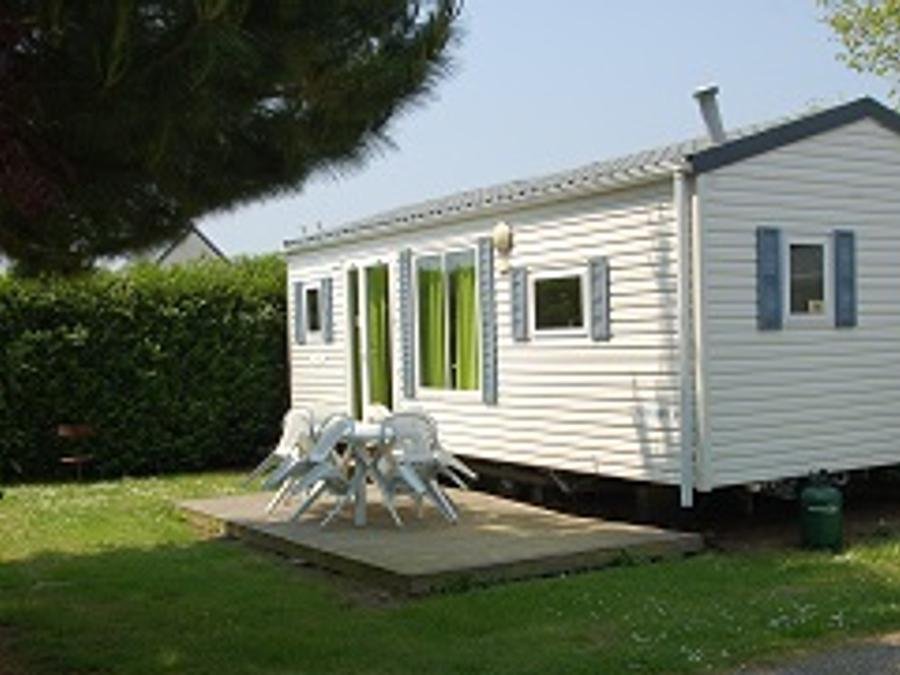 Camping Pas Cher vous présente avec son site Officiel campingpascher.fr, le Camping Les Hauts De Port Blanc classé 3 étoiles, situé sur la commune de Penvénan dans le département Côtes-d'armor (Bretagne) en France. Le camping Les Hauts De Port Blanc, vous présente un hébergement de type mobil-home de 27 m² pour 4 personnes et télévision. Le camping Les Hauts De Port Blanc vous propose du mercredi 15 juillet au mercredi 22 juillet 2026 pour 7 nuits à 723€. Cette location propose 2 dates différentes pour réserver votre séjour. Découvrez également les 16 autres gammes d'hébergements du camping. Les Avis clients pour le Camping Les Hauts De Port Blanc sont excellents avec une note moyenne de 9 sur 10. Bassin enfant, Piscine couverte, Piscine extérieure, Aire de jeux enfants, Baby-foot, Canoë-kayak, Centre équestre, Court de tennis, Flipper, Location de bateaux, Paddle, Ping-pong, Piscine, Pétanque, Terrain multisports, Voile, Boulangerie, Créperie, Food truck, Pizzeria, Plats à emporter, Restaurant, Station-service, Supermarché,... En savoir plus : cliquez-ICI.