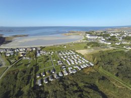 Camping Pas Cher vous présente avec son site Officiel campingpascher.fr, le Camping Flower Le Mat classé 3 étoiles, situé sur la commune de Trevou Treguignec dans le département Côtes-d'armor (Bretagne) en France. Le camping Flower Le Mat vous propose un hébergement de type mobil-home de 31 m² pour 1 personne (télévision). L'établissement vous propose 9 autres types d'hébergements. Découvrez tous nos séjours à petits prix dans la commune et aux alentours de Trevou Treguignec du département : Côtes-d'armor (Bretagne). Les Avis clients pour le Camping Flower Le Mat sont excellents avec une note moyenne de 8 sur 10. Mer, Piscine chauffée, Piscine couverte, Animations familiales, Aire de jeux enfants, Canoë-kayak, Centre équestre, Ping-pong, Pétanque, Salle de jeux vidéo, Structure gonflable enfants, Terrain multisports, Bar, Boulangerie, Créperie, Dépôt de pain, Snack/Bar, Épicerie,... En savoir plus : cliquez-ICI.