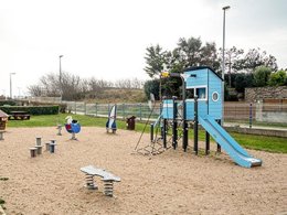 Camping Pas Cher vous présente avec son site Officiel campingpascher.fr, le Camping Mirabel De L'Ermitage classé 3 étoiles, situé sur la commune de Donville Les Bains dans le département Manche (Basse Normandie) en France. Le camping Mirabel De L'Ermitage vous propose un hébergement de type mobil-home pour 5 personnes (télévision). L'établissement vous propose 5 autres types d'hébergements. Découvrez tous nos séjours à petits prix dans la commune et aux alentours de Donville Les Bains du département : Manche (Basse Normandie). Mer, Animations familiales, Club enfants, Aire de jeux enfants, Ping-pong, Pétanque, Dépôt de pain,... En savoir plus : cliquez-ICI.