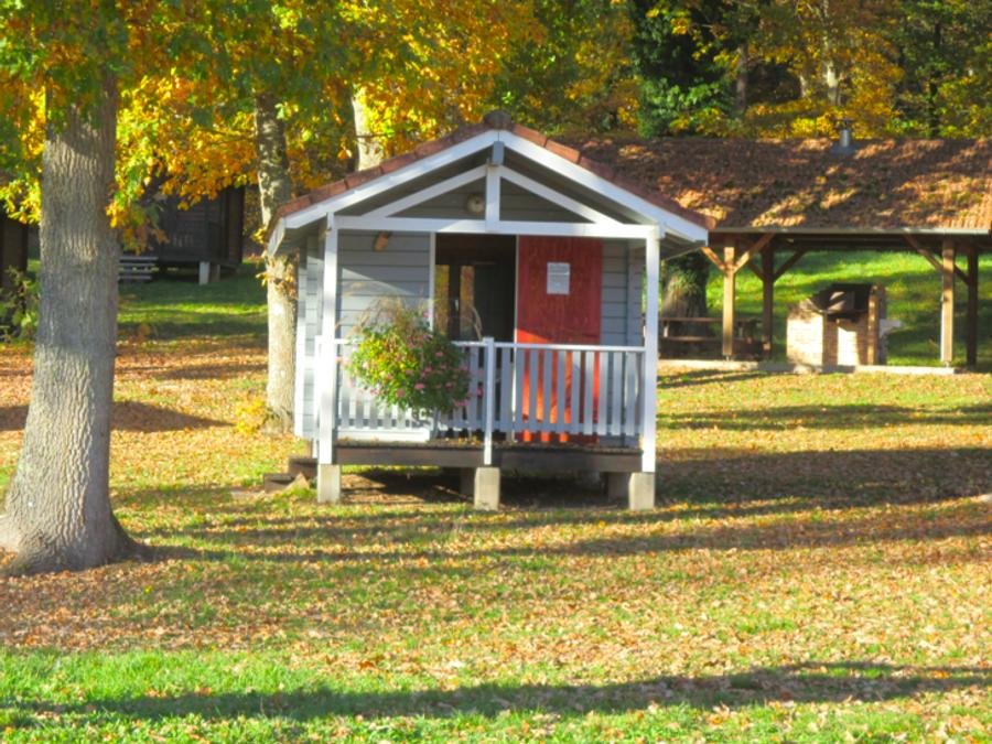 Camping Pas Cher vous présente avec son site Officiel campingpascher.fr, le Camping Ramstein Plage classé 3 étoiles, situé sur la commune de Baerenthal dans le département Moselle (Lorraine) en France. Le camping Ramstein Plage, vous présente un hébergement de type chalet de 10 m² pour 1 personne. Le camping Ramstein Plage vous propose du sam. 29 août au sam. 05 septembre 2026, en promotion à -14% pour 7 nuits à 150 € au lieu de 175,0 € soit une Économie de 25 €. Cette location propose 87 dates différentes pour réserver votre séjour. Découvrez également les 5 autres gammes d'hébergements du camping. Les Avis clients pour le Camping Ramstein Plage sont de 7 sur 10. RivièreÉtang, Piscine extérieure, Animations familiales, Club enfants, Aire de jeux enfants, Court de tennis, Ping-pong, Pétanque, Terrain de beach-volley, Terrain multisports, Épicerie,... En savoir plus : cliquez-ICI.