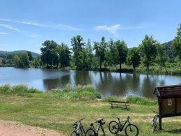 Camping Pas Cher vous présente avec son site Officiel campingpascher.fr, le Camping Ramstein Plage classé 3 étoiles, situé sur la commune de Baerenthal dans le département Moselle (Lorraine) en France. Le camping Ramstein Plage, vous présente un hébergement de type mobil-home de 32 m² pour 1 personne avec climatisation. Le camping Ramstein Plage vous propose du dimanche 05 avril au dimanche 12 avril 2026, en promotion à -15% pour 7 nuits à 297,50 € au lieu de 350,0 € soit une Économie de 52,50 €. Cette location propose 90 dates différentes pour réserver votre séjour. Découvrez également les 5 autres gammes d'hébergements du camping. Les Avis clients pour le Camping Ramstein Plage sont de 7 sur 10. RivièreÉtang, Piscine extérieure, Animations familiales, Club enfants, Aire de jeux enfants, Court de tennis, Ping-pong, Pétanque, Terrain de beach-volley, Terrain multisports, Épicerie,... En savoir plus : cliquez-ICI.