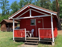 Camping Pas Cher vous présente avec son site Officiel campingpascher.fr, le Camping Ramstein Plage classé 3 étoiles, situé sur la commune de Baerenthal dans le département Moselle (Lorraine) en France. Le camping Ramstein Plage, vous présente un hébergement de type chalet de 20 m² pour 2 personnes. Le camping Ramstein Plage vous propose du dimanche 05 avril au dimanche 12 avril 2026, en promotion à -14% pour 7 nuits à 190,40 € au lieu de 224,0 € soit une Économie de 33,60 €. Cette location propose 54 dates différentes pour réserver votre séjour. Découvrez également les 5 autres gammes d'hébergements du camping. Les Avis clients pour le Camping Ramstein Plage sont de 7 sur 10. RivièreÉtang, Piscine extérieure, Animations familiales, Club enfants, Aire de jeux enfants, Court de tennis, Ping-pong, Pétanque, Terrain de beach-volley, Terrain multisports, Épicerie,... En savoir plus : cliquez-ICI.