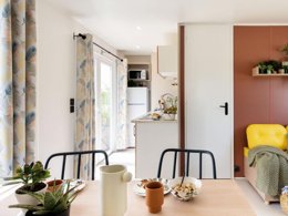 Camping Pas Cher vous présente avec son site Officiel campingpascher.fr, le Camping Ramstein Plage classé 3 étoiles, situé sur la commune de Baerenthal dans le département Moselle (Lorraine) en France. Le camping Ramstein Plage, vous présente un hébergement de type mobil-home de 32 m² pour 1 personne avec climatisation. Le camping Ramstein Plage vous propose du dimanche 05 avril au dimanche 12 avril 2026, en promotion à -15% pour 7 nuits à 297,50 € au lieu de 350,0 € soit une Économie de 52,50 €. Cette location propose 90 dates différentes pour réserver votre séjour. Découvrez également les 5 autres gammes d'hébergements du camping. Les Avis clients pour le Camping Ramstein Plage sont de 7 sur 10. RivièreÉtang, Piscine extérieure, Animations familiales, Club enfants, Aire de jeux enfants, Court de tennis, Ping-pong, Pétanque, Terrain de beach-volley, Terrain multisports, Épicerie,... En savoir plus : cliquez-ICI.