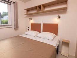 Camping Pas Cher vous présente avec son site Officiel campingpascher.fr, le Camping Ramstein Plage classé 3 étoiles, situé sur la commune de Baerenthal dans le département Moselle (Lorraine) en France. Le camping Ramstein Plage, vous présente un hébergement de type chalet de 20 m² pour 2 personnes. Le camping Ramstein Plage vous propose du dimanche 05 avril au dimanche 12 avril 2026, en promotion à -14% pour 7 nuits à 190,40 € au lieu de 224,0 € soit une Économie de 33,60 €. Cette location propose 54 dates différentes pour réserver votre séjour. Découvrez également les 5 autres gammes d'hébergements du camping. Les Avis clients pour le Camping Ramstein Plage sont de 7 sur 10. RivièreÉtang, Piscine extérieure, Animations familiales, Club enfants, Aire de jeux enfants, Court de tennis, Ping-pong, Pétanque, Terrain de beach-volley, Terrain multisports, Épicerie,... En savoir plus : cliquez-ICI.