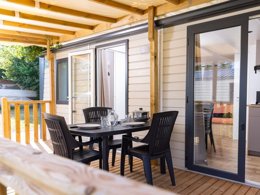 Camping Pas Cher vous présente avec son site Officiel campingpascher.fr, le Camping Ramstein Plage classé 3 étoiles, situé sur la commune de Baerenthal dans le département Moselle (Lorraine) en France. Le camping Ramstein Plage, vous présente un hébergement de type chalet de 10 m² pour 1 personne. Le camping Ramstein Plage vous propose du dimanche 05 avril au dimanche 12 avril 2026, en promotion à -15% pour 7 nuits à 148,75 € au lieu de 175,0 € soit une Économie de 26,25 €. Cette location propose 78 dates différentes pour réserver votre séjour. Découvrez également les 5 autres gammes d'hébergements du camping. Les Avis clients pour le Camping Ramstein Plage sont de 7 sur 10. RivièreÉtang, Piscine extérieure, Animations familiales, Club enfants, Aire de jeux enfants, Court de tennis, Ping-pong, Pétanque, Terrain de beach-volley, Terrain multisports, Épicerie,... En savoir plus : cliquez-ICI.