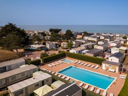 Camping Pas Cher vous présente avec son site Officiel campingpascher.fr, le Camping Belle Etoile classé 4 étoiles, situé sur la commune de Gouville Sur Mer dans le département Manche (Basse Normandie) en France. Le camping Belle Etoile, vous présente un hébergement de type mobil-home de 33 m². Le camping Belle Etoile vous propose du dimanche 14 juin au dimanche 21 juin 2026 pour 7 nuits à 539€. Cette location propose 98 dates différentes pour réserver votre séjour. Découvrez également les 4 autres gammes d'hébergements du camping. Les Avis clients pour le Camping Belle Etoile sont excellents avec une note moyenne de 8 sur 10. Piscine chauffée, Piscine extérieure, Animations familiales, Club enfants, Parcours sportif, Ping-pong, Pétanque, Structure gonflable enfants, Terrain multisports, Bar, Dépôt de pain, Plats à emporter, Snack/Bar,... En savoir plus : cliquez-ICI.