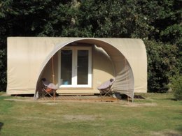 Camping Pas Cher vous présente avec son site Officiel campingpascher.fr, le Camping L'Escapade classé 4 étoiles, situé sur la commune de Cahagnolles dans le département Calvados (Basse Normandie) en France. Le camping L'Escapade, vous présente un hébergement de type bungalow toilé de 16 m². Le camping L'Escapade vous propose du sam. 04 avril au sam. 11 avril 2026 pour 7 nuits à 300€. Cette location propose 174 dates différentes pour réserver votre séjour. Découvrez également les 13 autres gammes d'hébergements du camping. Les Avis clients pour le Camping L'Escapade sont de 7 sur 10. MerÉtang, Piscine chauffée, Piscine couverte, Animations familiales, Club enfants, Aire de jeux enfants, Baby-foot, Court de tennis, Ping-pong, Piscine, Pétanque, Randonnée, Structure gonflable enfants, Terrain multisports, Bar, Dépôt de pain, Snack/Bar, Épicerie,... En savoir plus : cliquez-ICI.