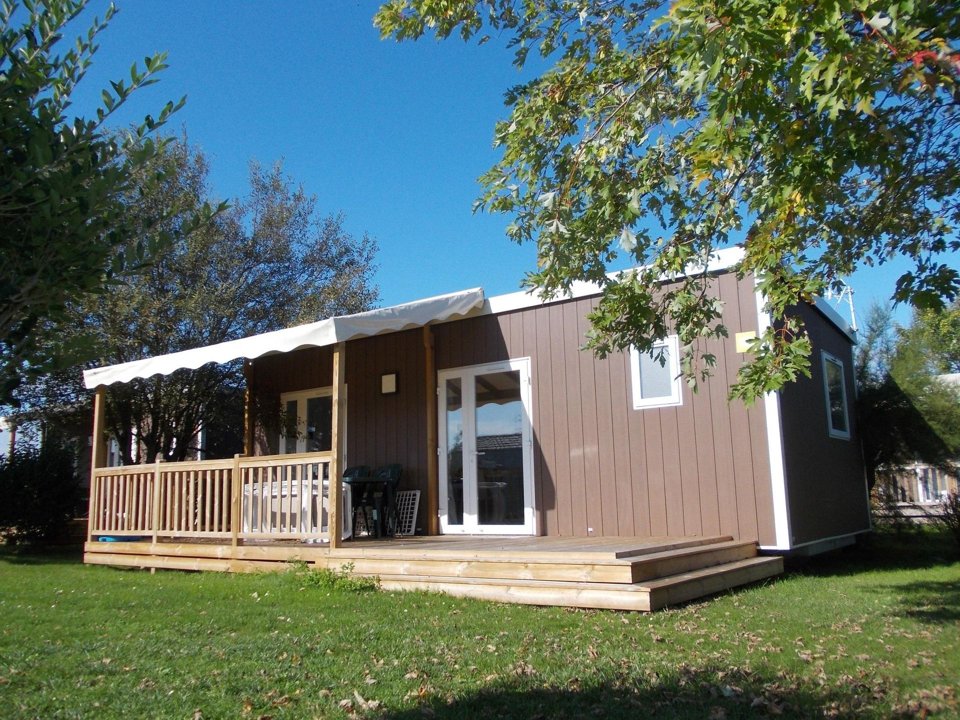 Camping Pas Cher vous présente avec son site Officiel campingpascher.fr, le Camping Les Peupliers classé 4 étoiles, situé sur la commune de Merville Franceville Plage dans le département Calvados (Basse-normandie) en France. Le camping Les Peupliers vous propose un hébergement de type mobil-home pour 6 personnes (télévision). L'établissement vous propose 11 autres types d'hébergements. Découvrez tous nos séjours à petits prix dans la commune et aux alentours de Merville Franceville Plage du département : Calvados (Basse-normandie). Les Avis clients pour le Camping Les Peupliers sont excellents avec une note moyenne de 8 sur 10. Piscine couverte, Piscine extérieure, Animation enfants, Animations familiales, Aire de jeux enfants, Cyclisme, Jet-ski, Parcours sportif, Ping-pong, Pétanque, Salle de jeux vidéo, Terrain multisports, Voile, Bar, Dépôt de pain, Snack/Bar, Épicerie,... En savoir plus : cliquez-ICI.