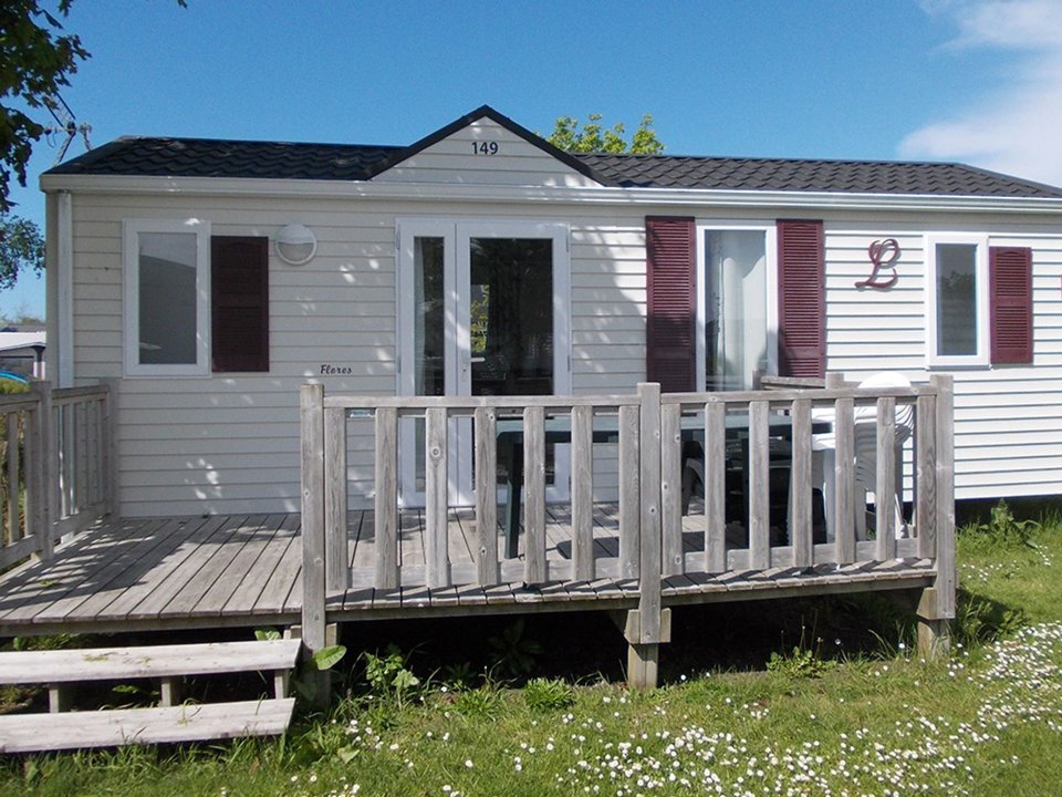 Camping Pas Cher vous présente avec son site Officiel campingpascher.fr, le Camping Les Peupliers classé 4 étoiles, situé sur la commune de Merville Franceville Plage dans le département Calvados (Basse-normandie) en France. Le camping Les Peupliers vous propose un hébergement de type mobil-home de 24 m² pour 6 personnes. L'établissement vous propose 11 autres types d'hébergements. Découvrez tous nos séjours à petits prix dans la commune et aux alentours de Merville Franceville Plage du département : Calvados (Basse-normandie). Les Avis clients pour le Camping Les Peupliers sont excellents avec une note moyenne de 8 sur 10. Piscine couverte, Piscine extérieure, Animation enfants, Animations familiales, Aire de jeux enfants, Cyclisme, Jet-ski, Parcours sportif, Ping-pong, Pétanque, Salle de jeux vidéo, Terrain multisports, Voile, Bar, Dépôt de pain, Snack/Bar, Épicerie,... En savoir plus : cliquez-ICI.