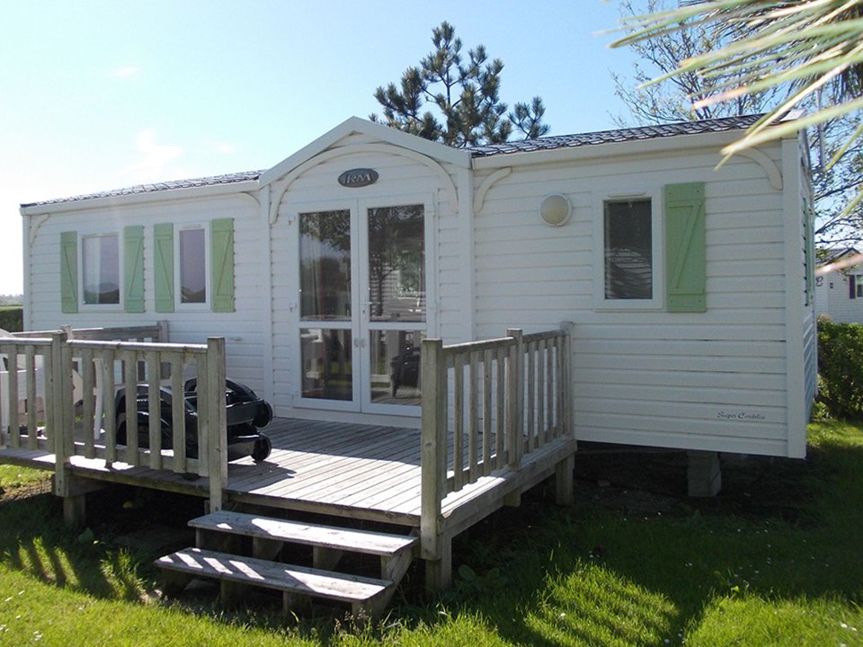 Camping Pas Cher vous présente avec son site Officiel campingpascher.fr, le Camping Les Peupliers classé 4 étoiles, situé sur la commune de Merville Franceville Plage dans le département Calvados (Basse-normandie) en France. Le camping Les Peupliers vous propose un hébergement de type mobil-home de 32 m² pour 6 personnes (télévision). L'établissement vous propose 11 autres types d'hébergements. Découvrez tous nos séjours à petits prix dans la commune et aux alentours de Merville Franceville Plage du département : Calvados (Basse-normandie). Les Avis clients pour le Camping Les Peupliers sont excellents avec une note moyenne de 8 sur 10. Piscine couverte, Piscine extérieure, Animation enfants, Animations familiales, Aire de jeux enfants, Cyclisme, Jet-ski, Parcours sportif, Ping-pong, Pétanque, Salle de jeux vidéo, Terrain multisports, Voile, Bar, Dépôt de pain, Snack/Bar, Épicerie,... En savoir plus : cliquez-ICI.
