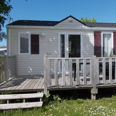 Camping Pas Cher vous présente avec son site Officiel campingpascher.fr, le Camping Les Peupliers classé 4 étoiles, situé sur la commune de Merville Franceville Plage dans le département Calvados (Basse-normandie) en France. Le camping Les Peupliers vous propose un hébergement de type mobil-home de 24 m² pour 6 personnes. L'établissement vous propose 11 autres types d'hébergements. Découvrez tous nos séjours à petits prix dans la commune et aux alentours de Merville Franceville Plage du département : Calvados (Basse-normandie). Les Avis clients pour le Camping Les Peupliers sont excellents avec une note moyenne de 8 sur 10. Piscine couverte, Piscine extérieure, Animation enfants, Animations familiales, Aire de jeux enfants, Cyclisme, Jet-ski, Parcours sportif, Ping-pong, Pétanque, Salle de jeux vidéo, Terrain multisports, Voile, Bar, Dépôt de pain, Snack/Bar, Épicerie,... En savoir plus : cliquez-ICI.