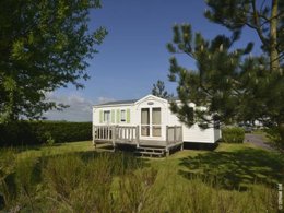 Camping Pas Cher vous présente avec son site Officiel campingpascher.fr, le Camping Les Peupliers classé 4 étoiles, situé sur la commune de Merville Franceville Plage dans le département Calvados (Basse-normandie) en France. Le camping Les Peupliers vous propose un hébergement de type mobil-home pour 6 personnes (télévision). L'établissement vous propose 11 autres types d'hébergements. Découvrez tous nos séjours à petits prix dans la commune et aux alentours de Merville Franceville Plage du département : Calvados (Basse-normandie). Les Avis clients pour le Camping Les Peupliers sont excellents avec une note moyenne de 8 sur 10. Piscine couverte, Piscine extérieure, Animation enfants, Animations familiales, Aire de jeux enfants, Cyclisme, Jet-ski, Parcours sportif, Ping-pong, Pétanque, Salle de jeux vidéo, Terrain multisports, Voile, Bar, Dépôt de pain, Snack/Bar, Épicerie,... En savoir plus : cliquez-ICI.