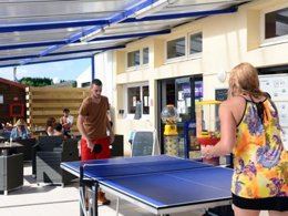 Camping Pas Cher vous présente avec son site Officiel campingpascher.fr, le Camping Les Peupliers classé 4 étoiles, situé sur la commune de Merville Franceville Plage dans le département Calvados (Basse Normandie) en France. Le camping Les Peupliers vous propose un hébergement de type mobil-home de 32 m² pour 8 personnes (télévision). L'établissement vous propose 11 autres types d'hébergements. Découvrez tous nos séjours à petits prix dans la commune et aux alentours de Merville Franceville Plage du département : Calvados (Basse Normandie). Les Avis clients pour le Camping Les Peupliers sont excellents avec une note moyenne de 8 sur 10. Piscine couverte, Piscine extérieure, Animation enfants, Animations familiales, Aire de jeux enfants, Cyclisme, Jet-ski, Parcours sportif, Ping-pong, Pétanque, Salle de jeux vidéo, Terrain multisports, Voile, Bar, Dépôt de pain, Snack/Bar, Épicerie,... En savoir plus : cliquez-ICI.