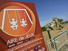 Camping Pas Cher vous présente avec son site Officiel campingpascher.fr, le Camping Les Peupliers classé 4 étoiles, situé sur la commune de Merville Franceville Plage dans le département Calvados (Basse-normandie) en France. Le camping Les Peupliers vous propose un hébergement de type mobil-home de 24 m² pour 6 personnes. L'établissement vous propose 11 autres types d'hébergements. Découvrez tous nos séjours à petits prix dans la commune et aux alentours de Merville Franceville Plage du département : Calvados (Basse-normandie). Les Avis clients pour le Camping Les Peupliers sont excellents avec une note moyenne de 8 sur 10. Piscine couverte, Piscine extérieure, Animation enfants, Animations familiales, Aire de jeux enfants, Cyclisme, Jet-ski, Parcours sportif, Ping-pong, Pétanque, Salle de jeux vidéo, Terrain multisports, Voile, Bar, Dépôt de pain, Snack/Bar, Épicerie,... En savoir plus : cliquez-ICI.