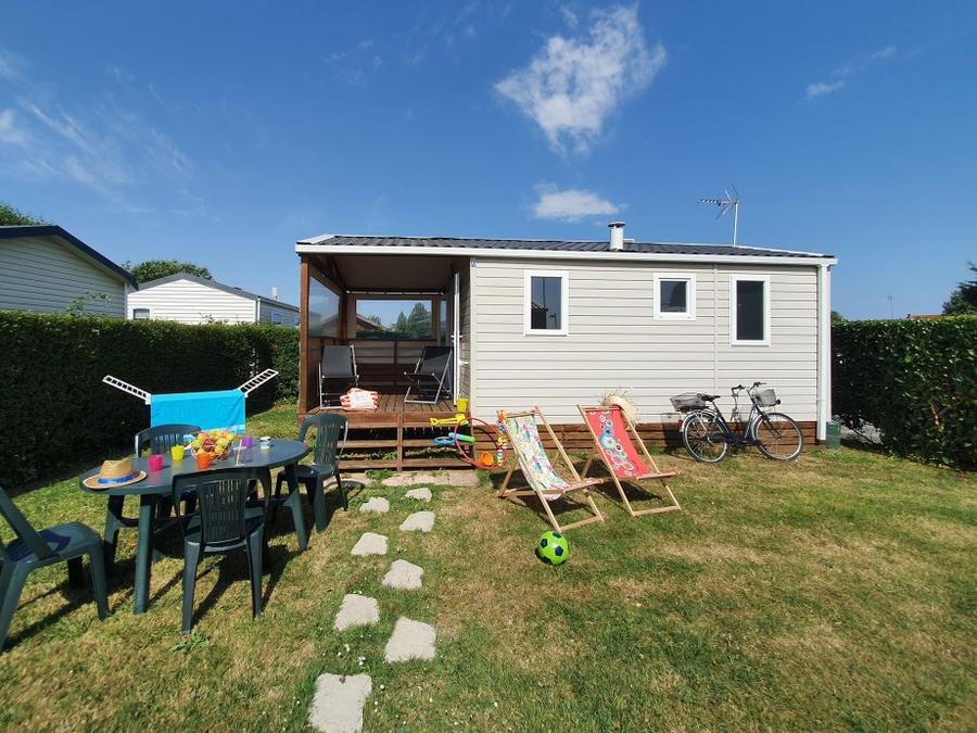 Camping Pas Cher vous présente avec son site Officiel campingpascher.fr, le Camping Mirabel Les Prairies De La Mer classé 4 étoiles, situé sur la commune de Ouistreham dans le département Calvados (Basse Normandie) en France. Le camping Mirabel Les Prairies De La Mer, vous présente un hébergement de type mobil-home et télévision. Le camping Mirabel Les Prairies De La Mer vous propose du lundi 05 octobre au lundi 12 octobre 2026 pour 7 nuits à 396€. Cette location propose 51 dates différentes pour réserver votre séjour. Découvrez également les 4 autres gammes d'hébergements du camping. Les Avis clients pour le Camping Mirabel Les Prairies De La Mer sont excellents avec une note moyenne de 9 sur 10. Mer, Piscine couverte, Piscine extérieure, Animation ados, Animations familiales, Club enfants, Aire de jeux enfants, Court de tennis couvert, Cyclisme, Pétanque, Salle de fitness, Structure gonflable enfants, Terrain multisports, Trampoline, Voile, Bar, Boulangerie, Bureau de tabac, Pizzeria, Plats à emporter, Restaurant, Snack/Bar, Supermarché,... En savoir plus : cliquez-ICI.