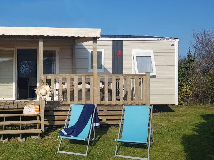 Camping Pas Cher vous présente avec son site Officiel campingpascher.fr, le Camping Mirabel Les Prairies De La Mer classé 4 étoiles, situé sur la commune de Ouistreham dans le département Calvados (Basse Normandie) en France. Le camping Mirabel Les Prairies De La Mer, vous présente un hébergement de type mobil-home et télévision. Le camping Mirabel Les Prairies De La Mer vous propose du lundi 05 octobre au lundi 12 octobre 2026 pour 7 nuits à 490€. Cette location propose 67 dates différentes pour réserver votre séjour. Découvrez également les 4 autres gammes d'hébergements du camping. Les Avis clients pour le Camping Mirabel Les Prairies De La Mer sont excellents avec une note moyenne de 9 sur 10. Mer, Piscine couverte, Piscine extérieure, Animation ados, Animations familiales, Club enfants, Aire de jeux enfants, Court de tennis couvert, Cyclisme, Pétanque, Salle de fitness, Structure gonflable enfants, Terrain multisports, Trampoline, Voile, Bar, Boulangerie, Bureau de tabac, Pizzeria, Plats à emporter, Restaurant, Snack/Bar, Supermarché,... En savoir plus : cliquez-ICI.