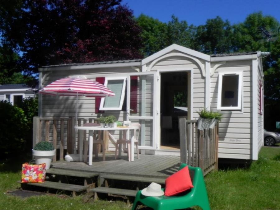 Camping Pas Cher vous présente avec son site Officiel campingpascher.fr, le Camping Les 3 Rivières classé 3 étoiles, situé sur la commune de Creully dans le département Calvados (Basse Normandie) en France. Le camping Les 3 Rivières, vous présente un hébergement de type mobil-home de 20 m² et télévision. Le camping Les 3 Rivières vous propose du mercredi 10 juin au mercredi 17 juin 2026 avec un DÉPART DEMAIN pour 7 nuits à 280€. Cette location propose 53 dates différentes pour réserver votre séjour. Découvrez également les 4 autres gammes d'hébergements du camping. Les Avis clients pour le Camping Les 3 Rivières sont excellents avec une note moyenne de 8 sur 10. Aire de jeux enfants, Ping-pong, Pétanque, Randonnée, Bar, Boulangerie, Bureau de tabac,... En savoir plus : cliquez-ICI.