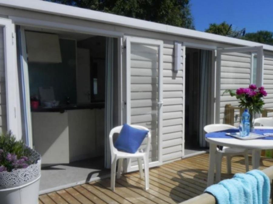 Camping Pas Cher vous présente avec son site Officiel campingpascher.fr, le Camping Les 3 Rivières classé 3 étoiles, situé sur la commune de Creully dans le département Calvados (Basse Normandie) en France. Le camping Les 3 Rivières, vous présente un hébergement de type mobil-home de 23 m² et télévision. Le camping Les 3 Rivières vous propose du sam. 13 juin au sam. 20 juin 2026 pour 7 nuits à 310€. Cette location propose 85 dates différentes pour réserver votre séjour. Découvrez également les 4 autres gammes d'hébergements du camping. Les Avis clients pour le Camping Les 3 Rivières sont excellents avec une note moyenne de 8 sur 10. Aire de jeux enfants, Ping-pong, Pétanque, Randonnée, Bar, Boulangerie, Bureau de tabac,... En savoir plus : cliquez-ICI.