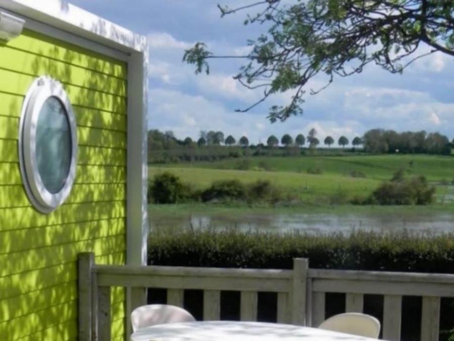 Camping Pas Cher vous présente avec son site Officiel campingpascher.fr, le Camping Les 3 Rivières classé 3 étoiles, situé sur la commune de Creully dans le département Calvados (Basse Normandie) en France. Le camping Les 3 Rivières vous propose un hébergement de type mobil-home de 29 m² (télévision). L'établissement vous propose 3 autres types d'hébergements. Découvrez tous nos séjours à petits prix dans la commune et aux alentours de Creully du département : Calvados (Basse Normandie). Les Avis clients pour le Camping Les 3 Rivières sont excellents avec une note moyenne de 8 sur 10. Aire de jeux enfants, Ping-pong, Pétanque, Randonnée, Bar, Boulangerie, Bureau de tabac,... En savoir plus : cliquez-ICI.