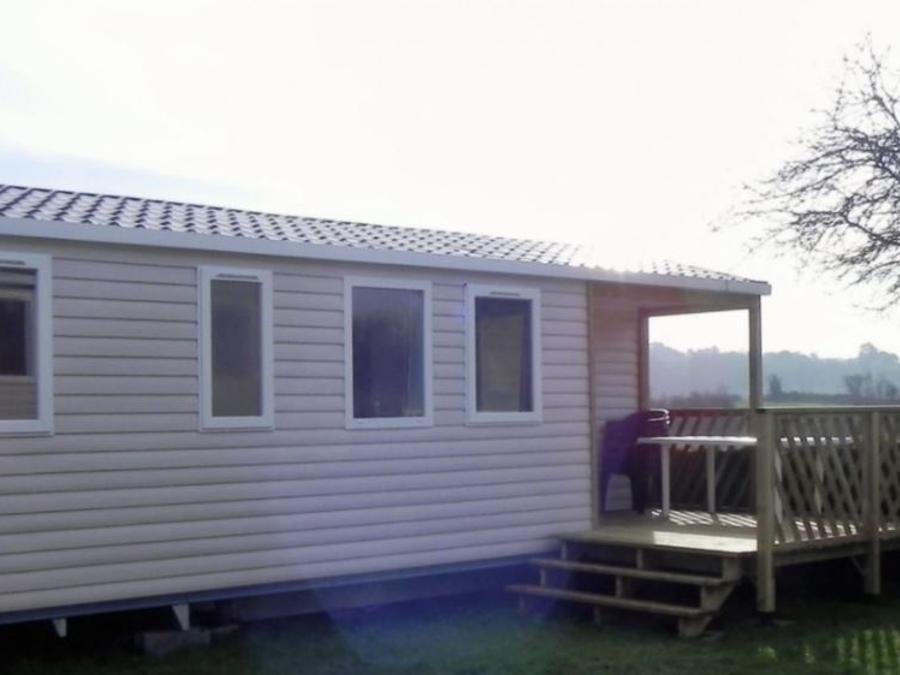 Camping Pas Cher vous présente avec son site Officiel campingpascher.fr, le Camping Les 3 Rivières classé 3 étoiles, situé sur la commune de Creully dans le département Calvados (Basse Normandie) en France. Le camping Les 3 Rivières vous propose un hébergement de type mobil-home de 28 m² (télévision). L'établissement vous propose 4 autres types d'hébergements. Découvrez tous nos séjours à petits prix dans la commune et aux alentours de Creully du département : Calvados (Basse Normandie). Les Avis clients pour le Camping Les 3 Rivières sont excellents avec une note moyenne de 8 sur 10. Aire de jeux enfants, Ping-pong, Pétanque, Randonnée, Bar, Boulangerie, Bureau de tabac,... En savoir plus : cliquez-ICI.