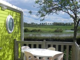 Camping Pas Cher vous présente avec son site Officiel campingpascher.fr, le Camping Les 3 Rivières classé 3 étoiles, situé sur la commune de Creully dans le département Calvados (Basse Normandie) en France. Le camping Les 3 Rivières vous propose un hébergement de type mobil-home de 20 m² (télévision). L'établissement vous propose 4 autres types d'hébergements. Découvrez tous nos séjours à petits prix dans la commune et aux alentours de Creully du département : Calvados (Basse Normandie). Les Avis clients pour le Camping Les 3 Rivières sont excellents avec une note moyenne de 8 sur 10. Aire de jeux enfants, Ping-pong, Pétanque, Randonnée, Bar, Boulangerie, Bureau de tabac,... En savoir plus : cliquez-ICI.