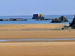 Camping Pas Cher vous présente avec son site Officiel campingpascher.fr, le Camping Les 3 Rivières classé 3 étoiles, situé sur la commune de Creully dans le département Calvados (Basse Normandie) en France. Le camping Les 3 Rivières vous propose un hébergement de type mobil-home de 23 m² (télévision). L'établissement vous propose 4 autres types d'hébergements. Découvrez tous nos séjours à petits prix dans la commune et aux alentours de Creully du département : Calvados (Basse Normandie). Les Avis clients pour le Camping Les 3 Rivières sont excellents avec une note moyenne de 8 sur 10. Aire de jeux enfants, Ping-pong, Pétanque, Randonnée, Bar, Boulangerie, Bureau de tabac,... En savoir plus : cliquez-ICI.