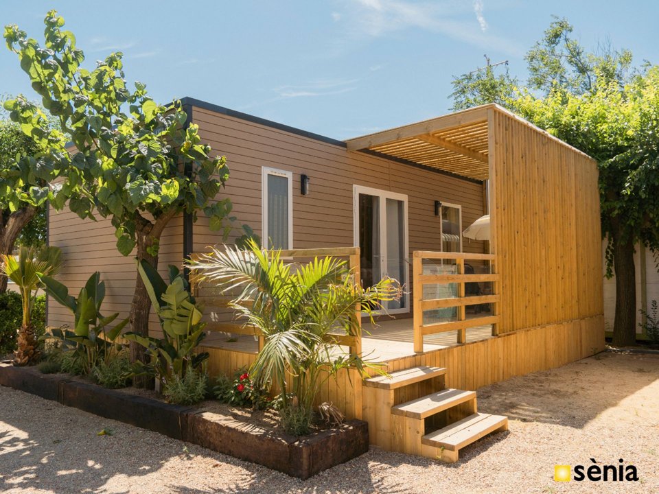 Camping Pas Cher vous présente avec son site Officiel campingpascher.fr, le Camping Sènia Caballo De Mar classé 3 étoiles, situé sur la commune de Pineda De Mar dans le département Barcelone (Catalogne) en Espagne. Le camping Sènia Caballo De Mar vous propose un hébergement de type mobil-home pour 4 personnes avec climatisation (télévision). L'établissement vous propose 5 autres types d'hébergements. Découvrez tous nos séjours à petits prix dans la commune et aux alentours de Pineda De Mar du département : Barcelone (Catalogne). Les Avis clients pour le Camping Sènia Caballo De Mar sont excellents avec une note moyenne de 8 sur 10. Parc aquatique, Piscine extérieure, Animations familiales, Aire de jeux enfants, Salle de fitness, Trampoline, Bar, Dépôt de pain, Épicerie,... En savoir plus : cliquez-ICI.